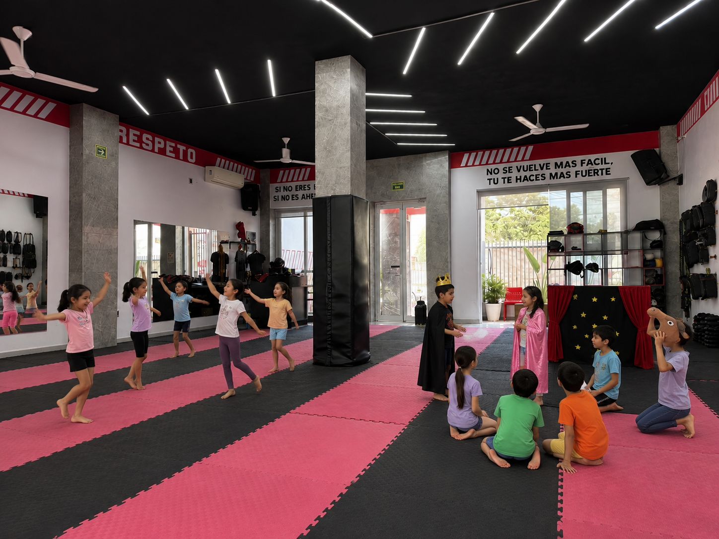 Niños en actividades de danza y teatro
